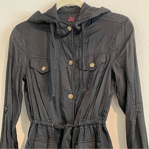 2B Bebe Black Shine Light Airy Long Sleeve W/ Strap Tie Zip Up Jacket Size Small - Picture 2 of 8